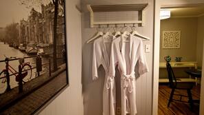 2 bedrooms, iron/ironing board, Internet, linens