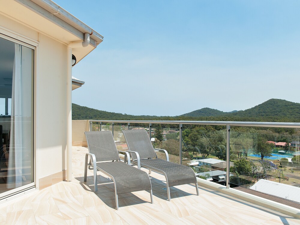Shoal Bay Penthouse with Ocean Views and Resort Facilities