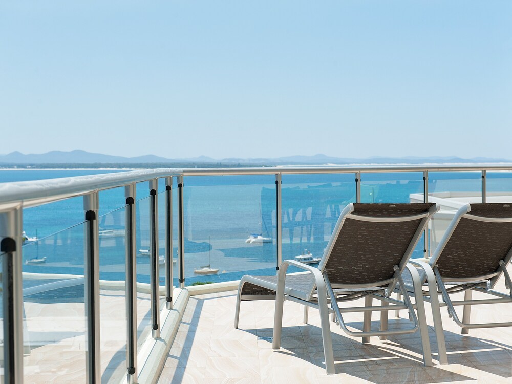 Shoal Bay Penthouse with Ocean Views and Resort Facilities