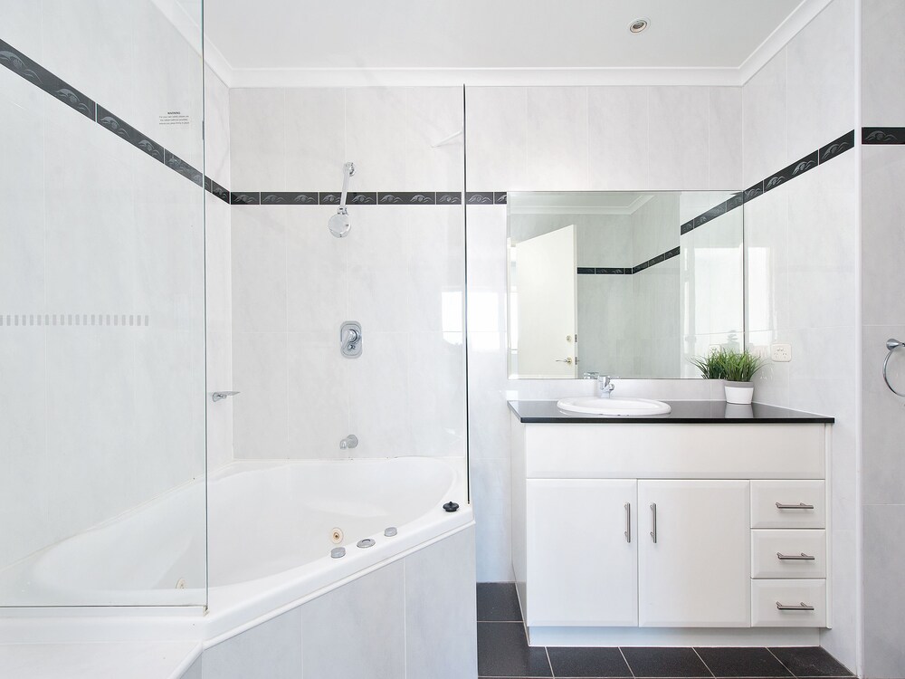 Shoal Bay Penthouse with Ocean Views and Resort Facilities