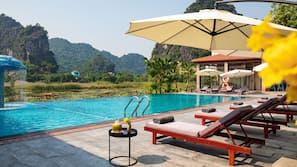 Piscine extérieure, parasols de plage, chaises longues