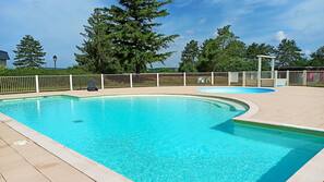 Piscine extérieure (ouverte en saison), chaises longues