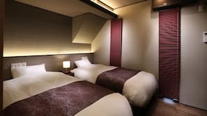 2 bedrooms, down comforters, pillowtop beds, blackout drapes