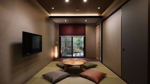 2 bedrooms, down comforters, pillowtop beds, blackout drapes