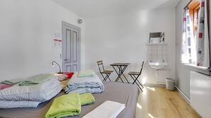 Free WiFi, linens