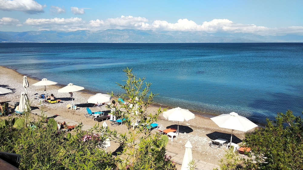 Foto di Eros beach con una superficie del ciottoli grigi