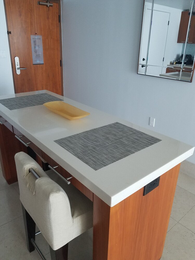 LUXURIOUS 1 BR CONDO WITH OCEAN VIEW, POOL AND SPA