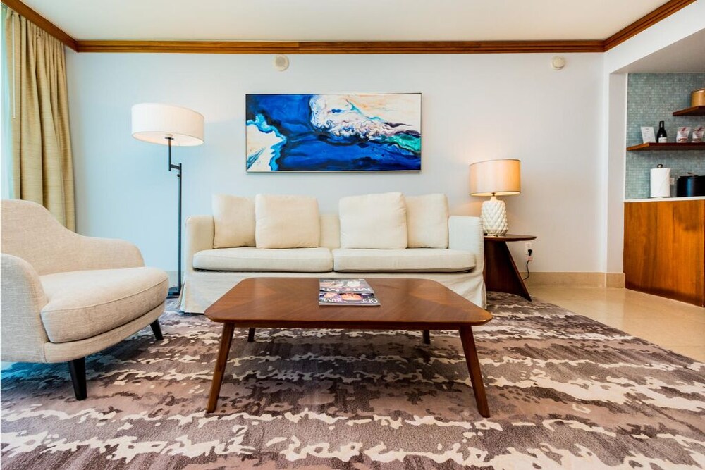 LUXURIOUS 1 BR CONDO WITH OCEAN VIEW, POOL AND SPA