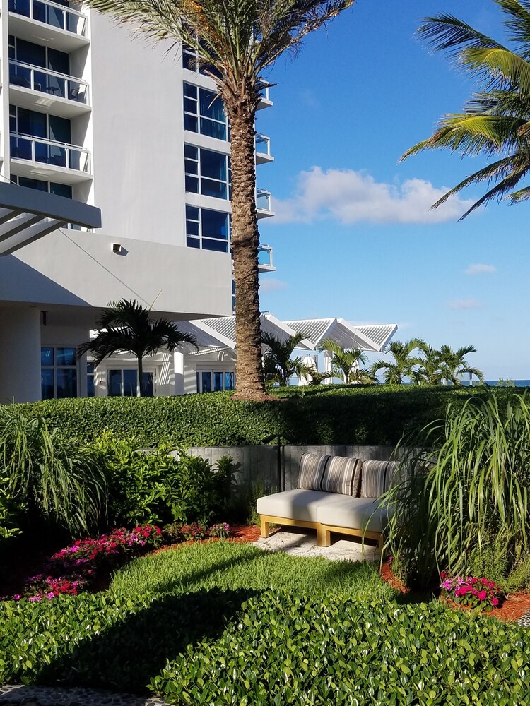 LUXURIOUS 1 BR CONDO WITH OCEAN VIEW, POOL AND SPA