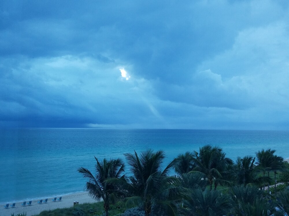 LUXURIOUS 1 BR CONDO WITH OCEAN VIEW, POOL AND SPA