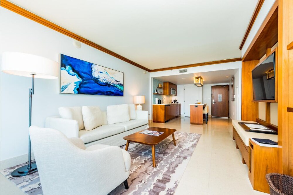 LUXURIOUS 1 BR CONDO WITH OCEAN VIEW, POOL AND SPA