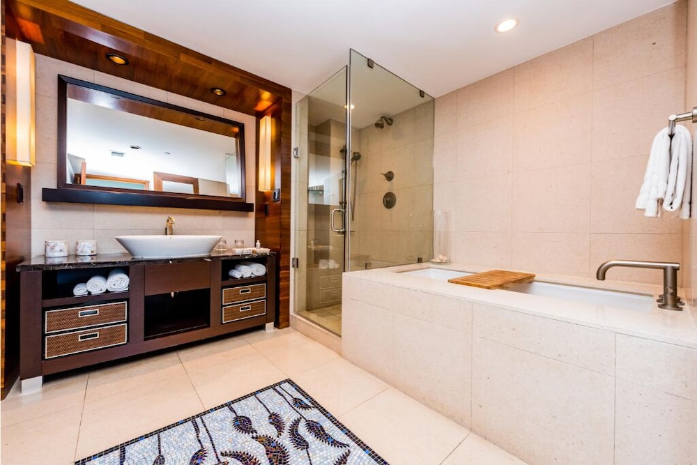 LUXURIOUS 1 BR CONDO WITH OCEAN VIEW, POOL AND SPA