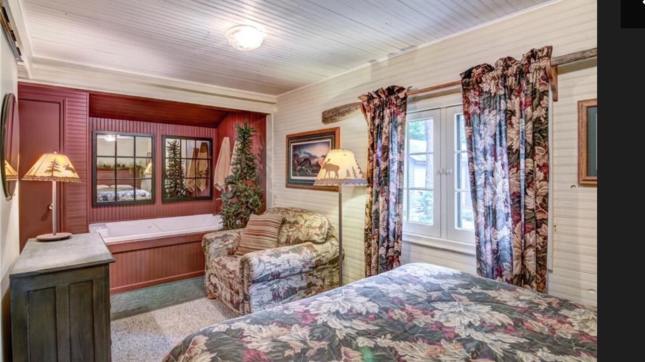 Hemlock Hide-A-Way Cozy Romantic Private Lake Cabin in Rice Lake, United States