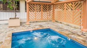 Outdoor spa bath