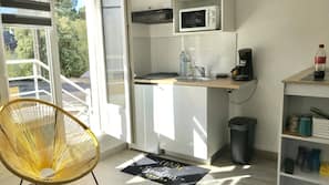 Micro-ondes, cafetière/bouilloire, grille-pain
