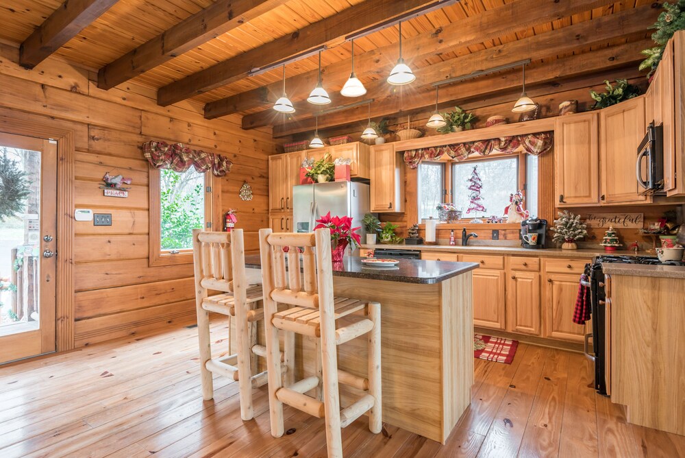 Log Cabin convenient to Windrock ATV Park, and Norris Lake. Sleeps 10