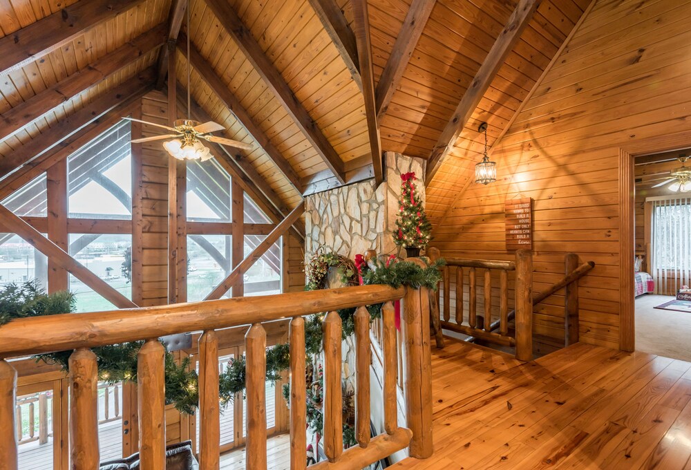 Log Cabin convenient to Windrock ATV Park, and Norris Lake. Sleeps 10