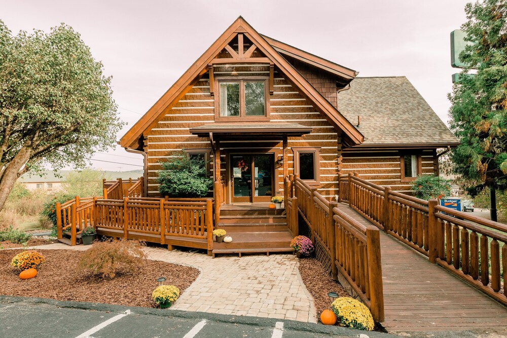 Log Cabin w/ Gathering Space. Convenient to Windrock ATV Trails & Norris Lake in Knoxville