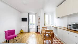 Full-size fridge, microwave, stovetop, coffee/tea maker