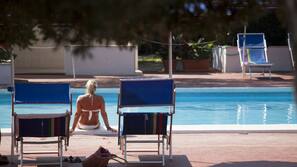 Piscina stagionale all'aperto, ombrelloni da piscina, lettini