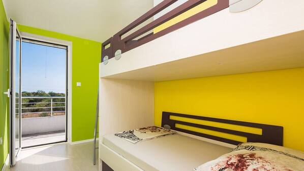 3 bedrooms, iron/ironing board, Internet, linens