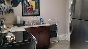 4 bedrooms, iron/ironing board, WiFi, linens
