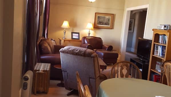 4 bedrooms, iron/ironing board, WiFi, linens