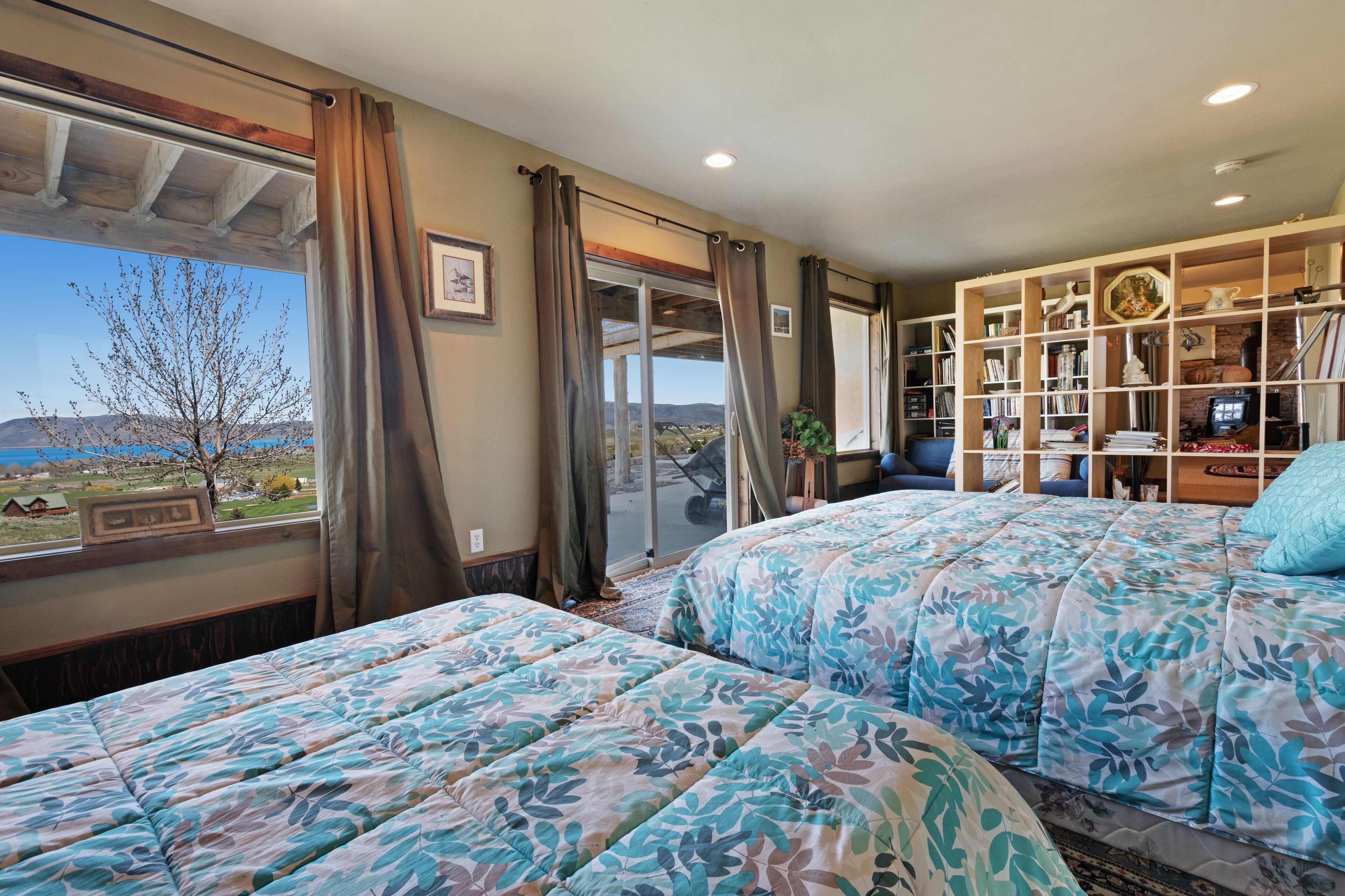 Cozy cabin near Bear Lake w/private hot tub, firepit, & lake and mountain views in Logan, United States