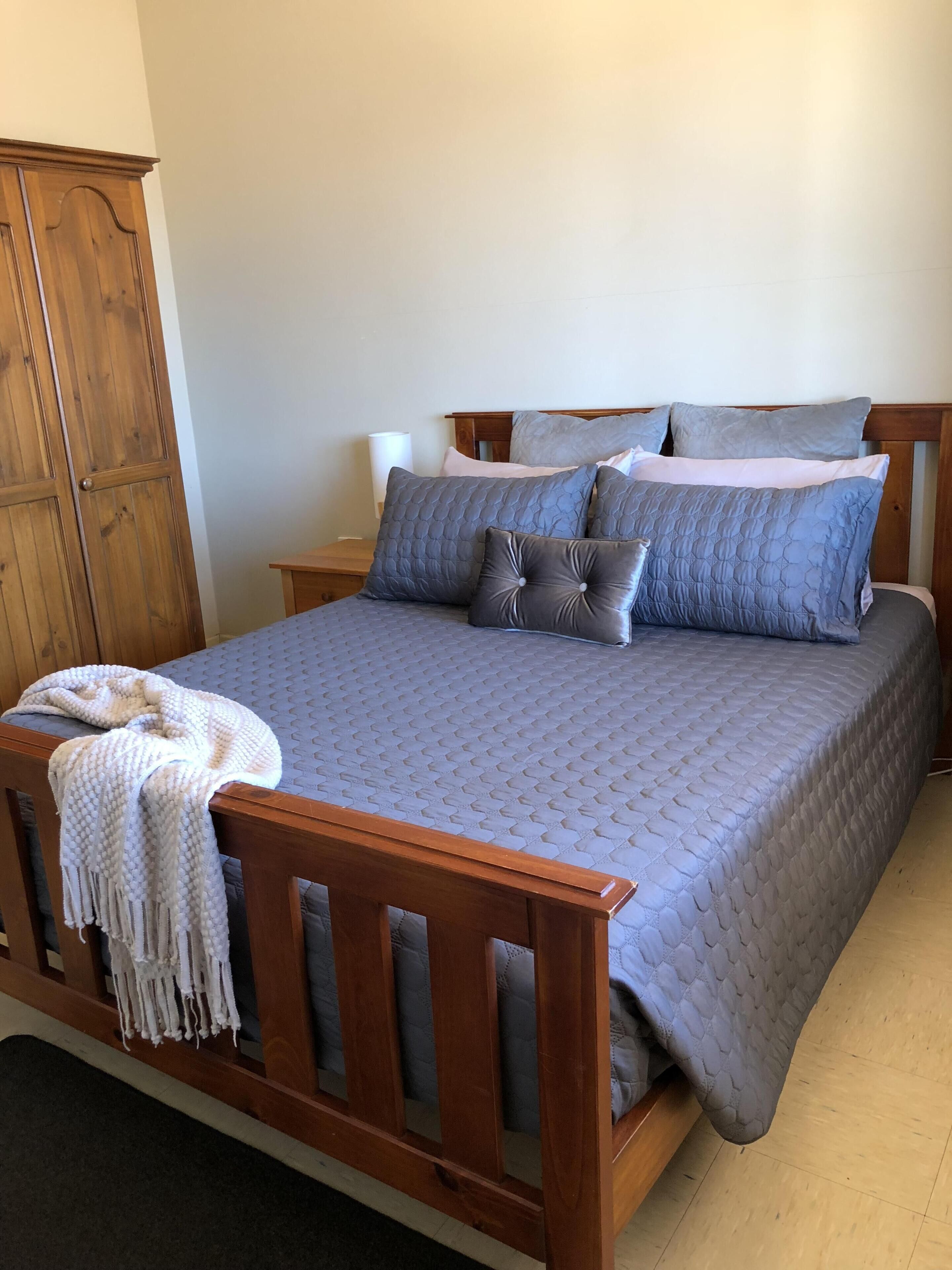 The Breakaway Sandstone- Short & Long Term Holiday Accommodation. Pets Welcome!