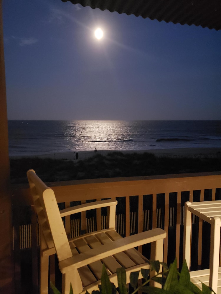 Oceanfront condo on Carolina Beach with wifi