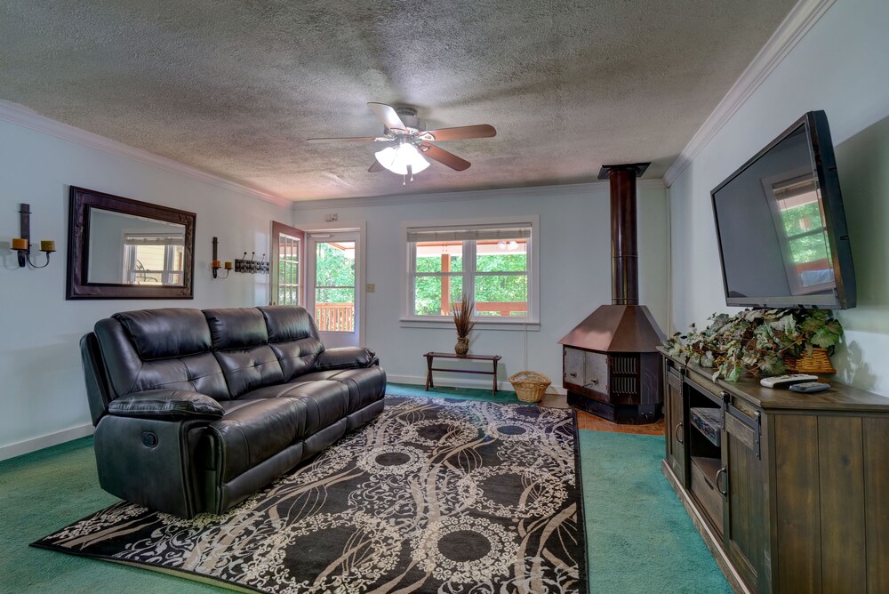 The Lansing Cottage is one mile from the New River G orge Bridge