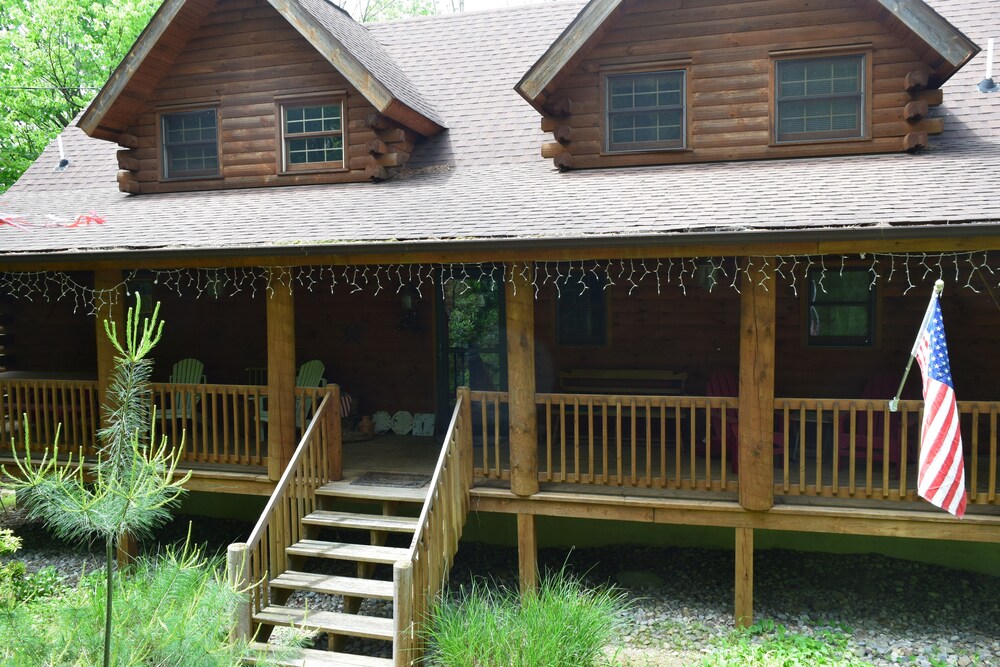 4 Bedrooms 3 5 Baths Log Cabin Sleeps 14 W Linens Incl In Hazleton