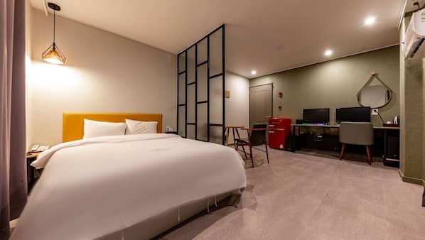 Premium bedding, desk, free WiFi