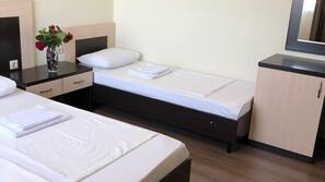 1 dormitorio, minibar, escritorio
