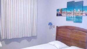 3 Schlafzimmer, Schreibtisch, Bügeleisen/Bügelbrett