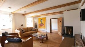 55-Zoll-Smart-TV mit Satellitenempfang, Fernseher, Kamin
