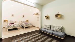 5 bedrooms, iron/ironing board, Internet, linens