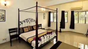 5 bedrooms, iron/ironing board, Internet, linens