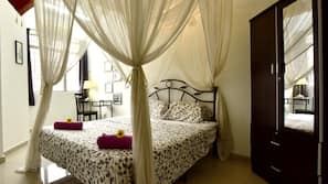 5 bedrooms, iron/ironing board, Internet, linens
