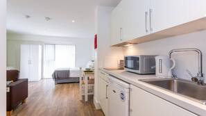 Full-sized fridge, microwave, hob, electric kettle