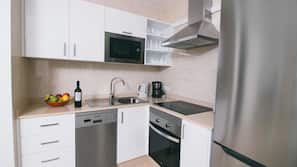 Grand réfrigérateur, micro-ondes, four, fourneau de cuisine