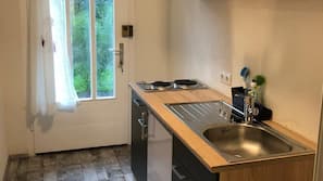 Kühlschrank, Herd, Wasserkocher mit Kaffee-/Teezubehör, Toaster