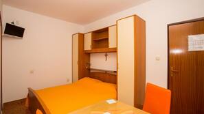 Free WiFi, linens