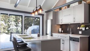 Fridge, oven, stovetop, dishwasher