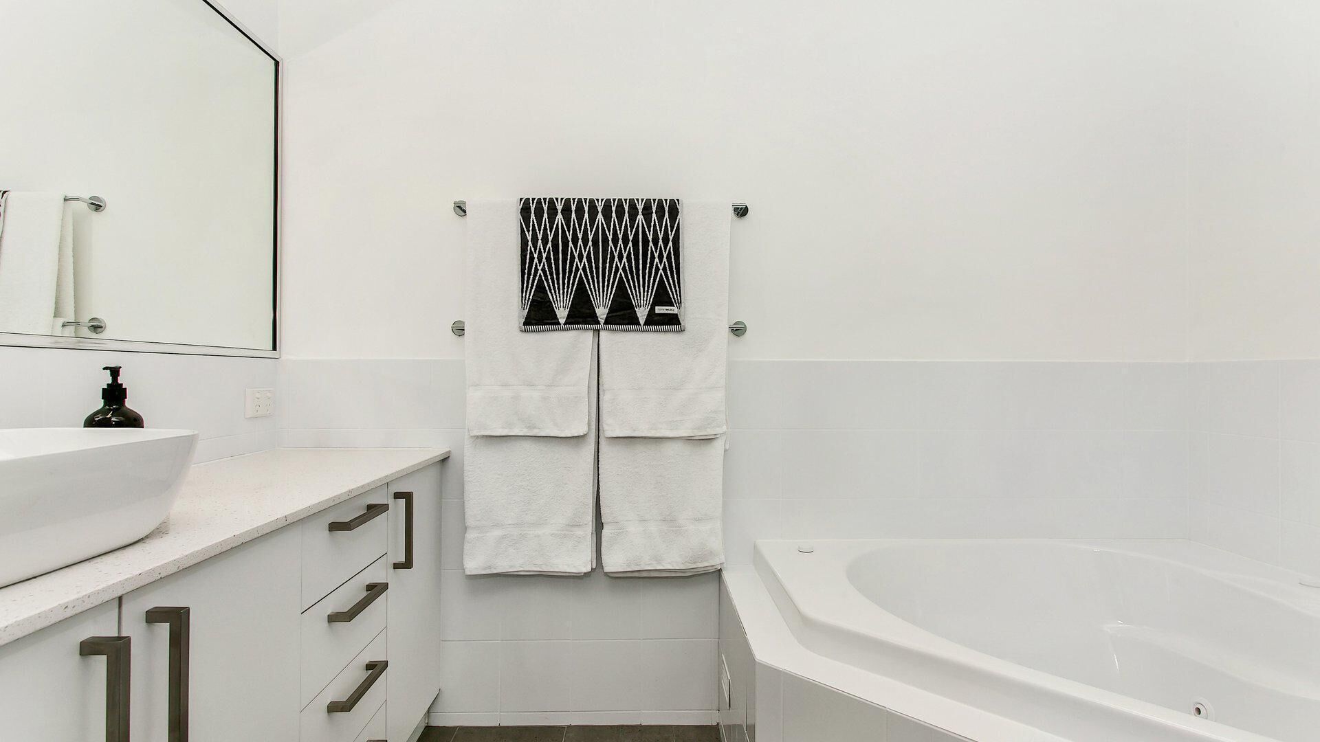 Calinda Sol 12 - Byron Beachside Perfection.... Best Location!