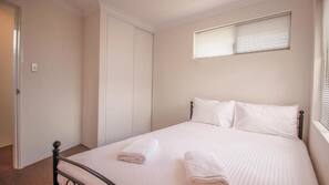 4 bedrooms, iron/ironing board, free WiFi, linens