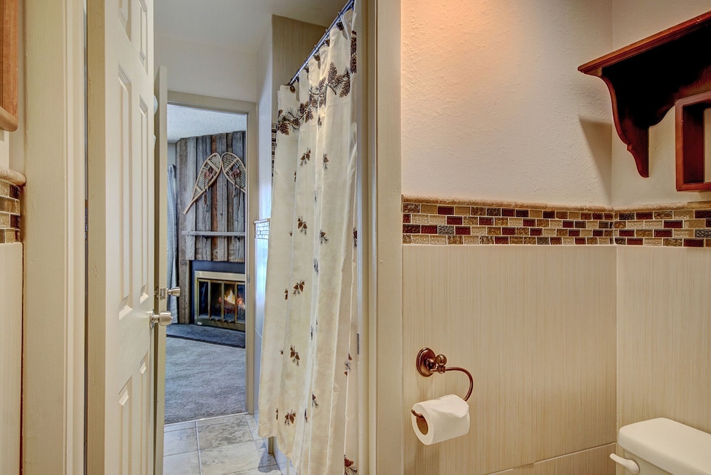 Downtown Pet Friendly Getaway!Steps to Everything! Free Parking