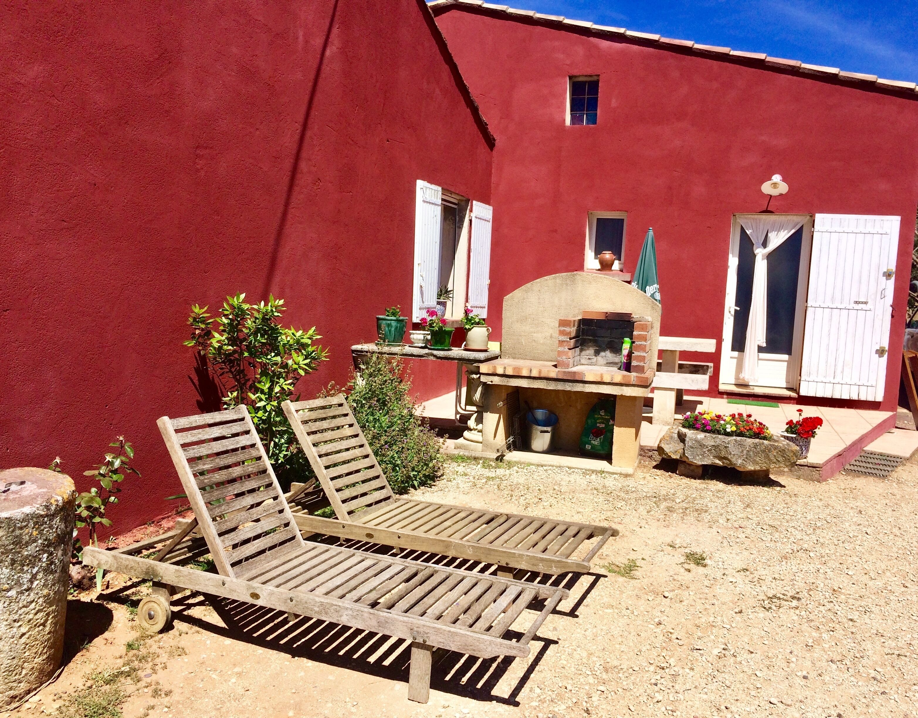 Studio in Roussillon 5 minutes walk from the village in Roussillon, France