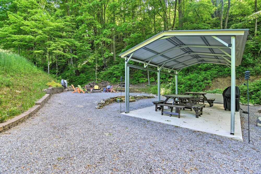 Cabin 18 Mi to Smoky Mountains National Park!
