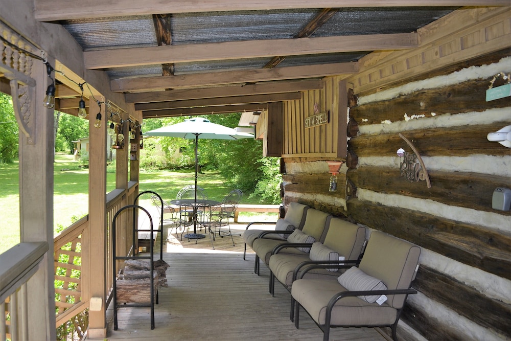 The Beauty Of Nature Is Captured At Creek Side Hideaway In